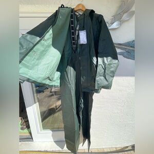 Helly Hansen • Men’s Highliner Jacket and Bib Set Size XL Brand New